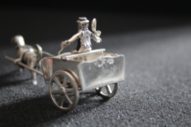 Zilveren miniatuur - hondenkar