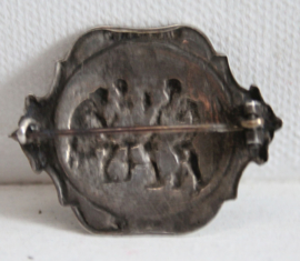 Zilveren Broche met bar scene