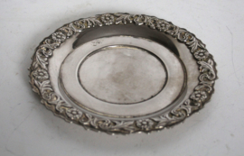 Verzilverd bordje of schoteltje, bloemen patroon
