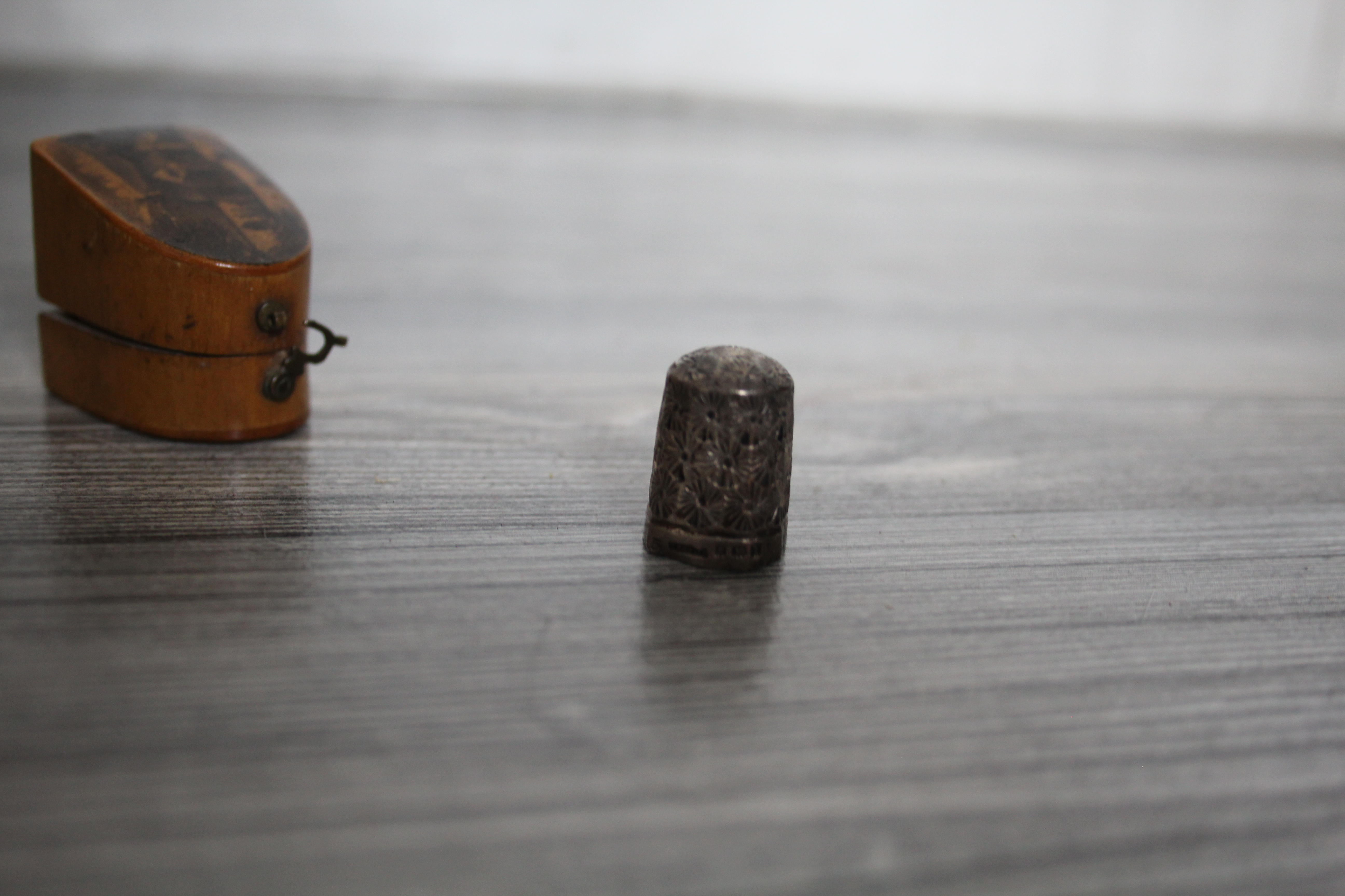 Mauchlin ware - vingerhoed doosje met zilveren vingerhoed