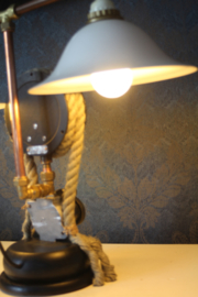 Prachtige unieke industriële lamp gemaakt van reclaimed materials, oa drukmeter