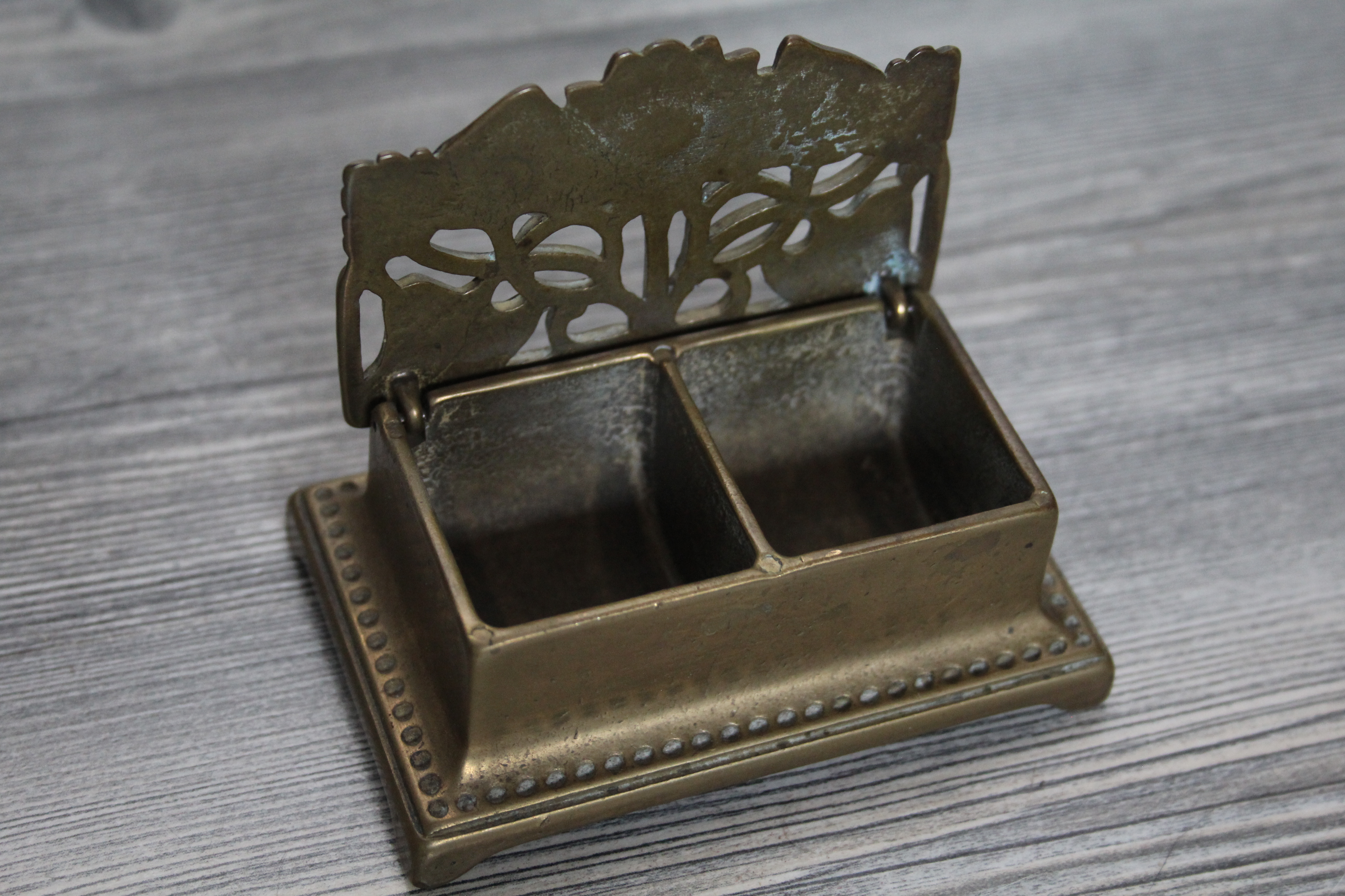 Postzegelbakje met zonnebloem, Art Nouveau stijl