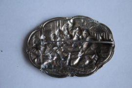 verzilverde broche - oud Hollandse café voorstelling