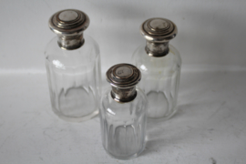 Set van drie glazen parfumflessen met verzilverde dop en originele stoppers