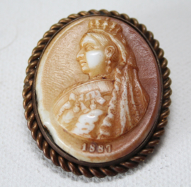 Antieke schelp camee broche met de afbeelding van Queen Victoria, 1887