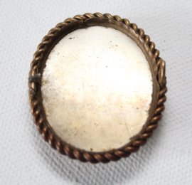 Antieke schelp camee broche met de afbeelding van Queen Victoria, 1887