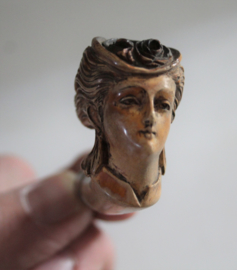 Antieke meerschuim pijp van een 19e eeuwse dame