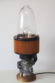 Prachtige industriële lamp gemaakt van een carburateur met luchtfilter