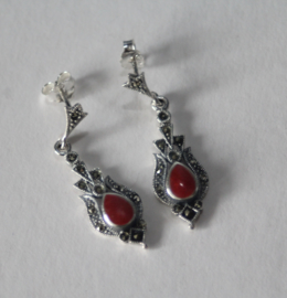 Zilveren oorbellen (stekers) met markasiet en rood koraal