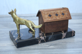Antieke sigaretten dispenser, (herders)hond met hok en voerschaal