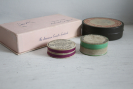 Set vintage/antieke doosjes (oa zeep en "medicatie")