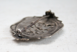 Zilveren Broche met bar scene