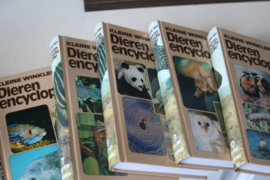 Mooie boekenplank met wereldbollen inc dieren encyclopedie