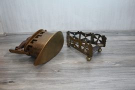 Antiek bronzen strijkijzer met standaard