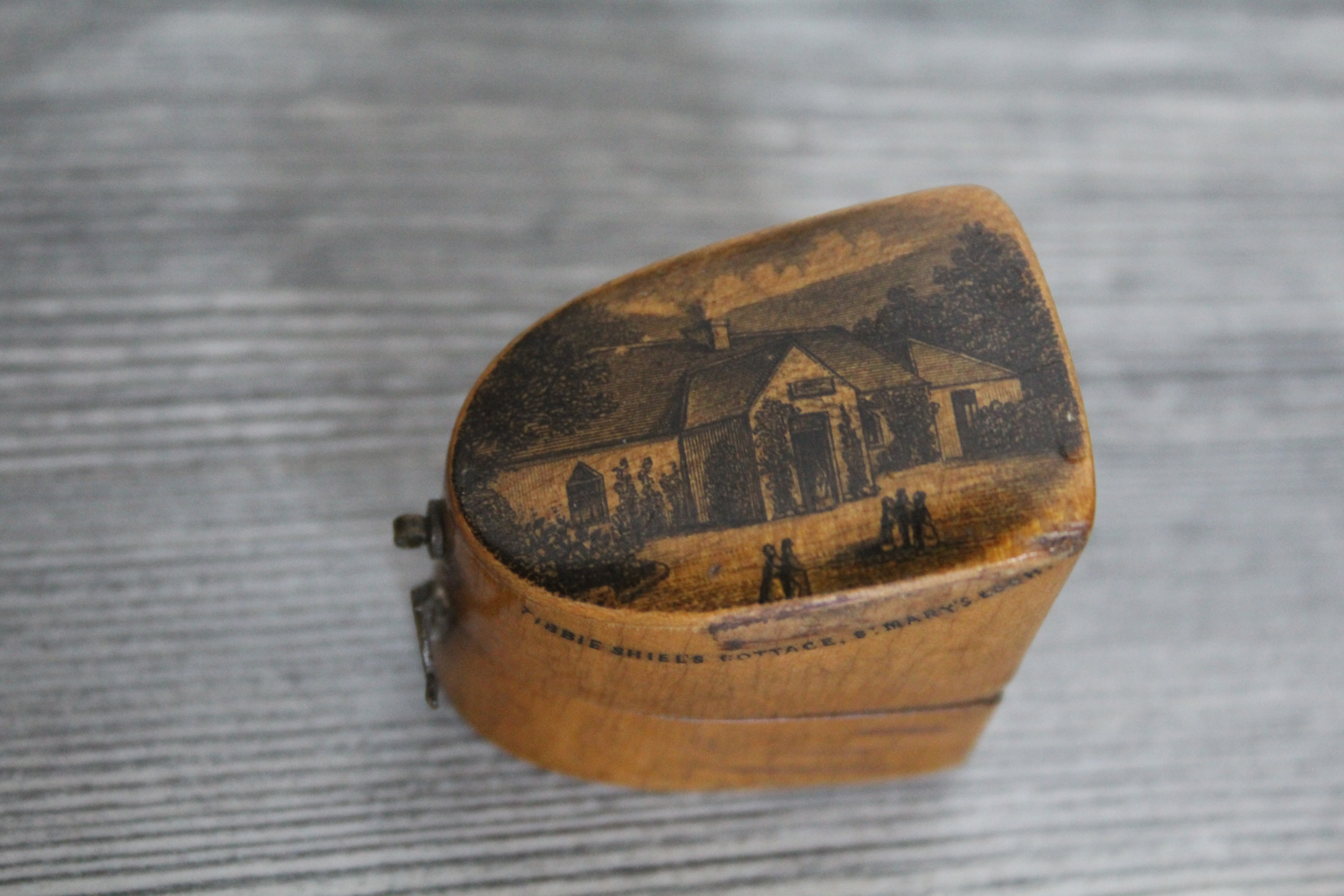 Mauchlin ware - vingerhoed doosje met zilveren vingerhoed