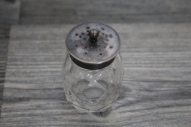 Victoriaans zoutpotje, geslepen glas met verzilverd deksel