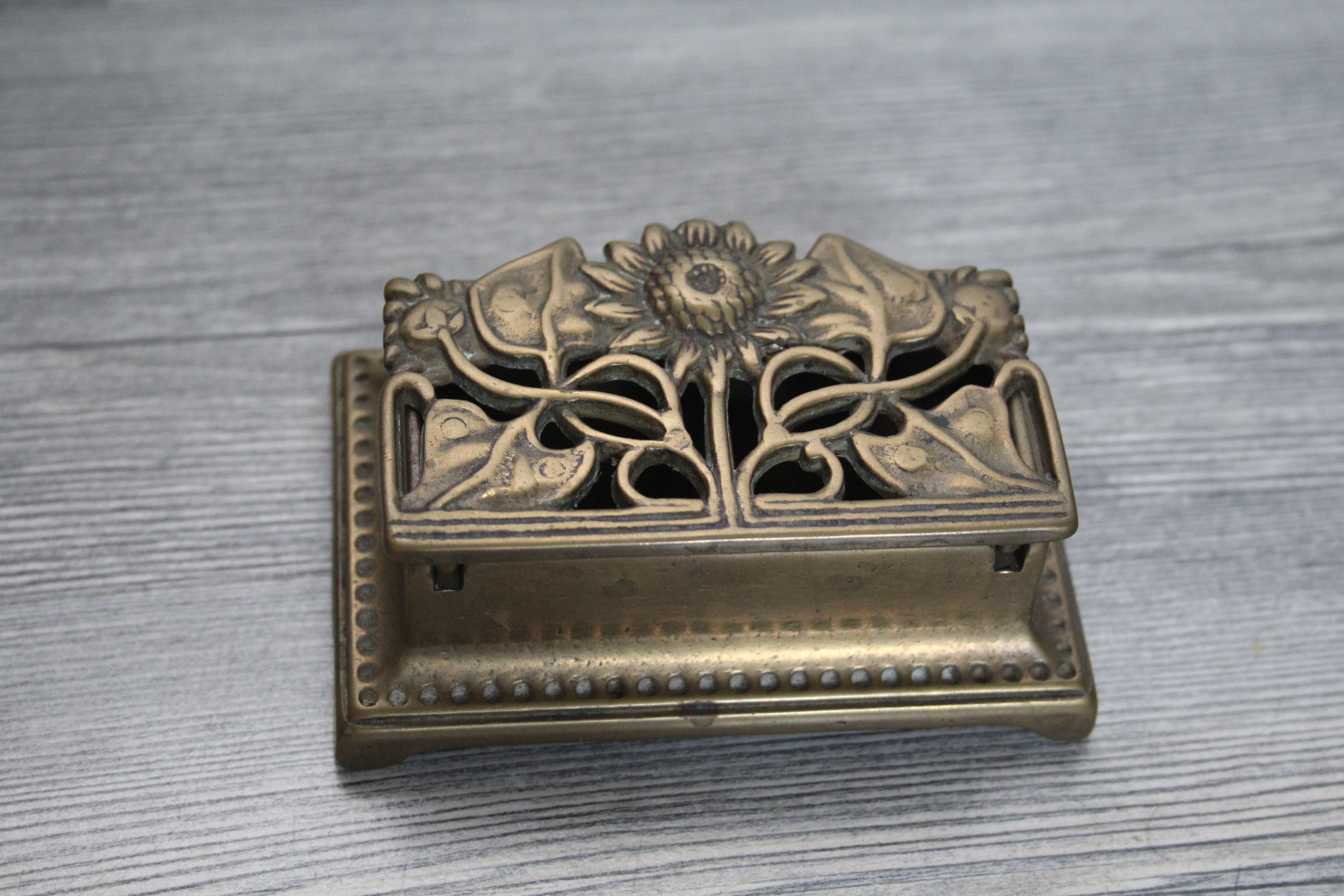 Postzegelbakje met zonnebloem, Art Nouveau stijl