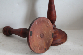 Houten kandelaars, rood/roze gloed