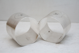 Set van twee verzilverde servetringen letters "J en R"