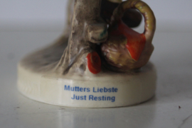 Goebel Hummel - Nr  112 Mutters Liebste/Just Resting