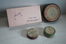 Set vintage/antieke doosjes (oa zeep en "medicatie")