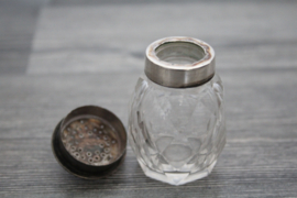Victoriaans zoutpotje, geslepen glas met verzilverd deksel