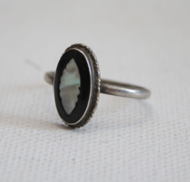 Zilver - Ring gezet met Onyx en Parelmoer