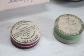 Set vintage/antieke doosjes (oa zeep en "medicatie")