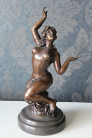 Naar Milo - Bronzen beeld van een geknielde naakte vrouw