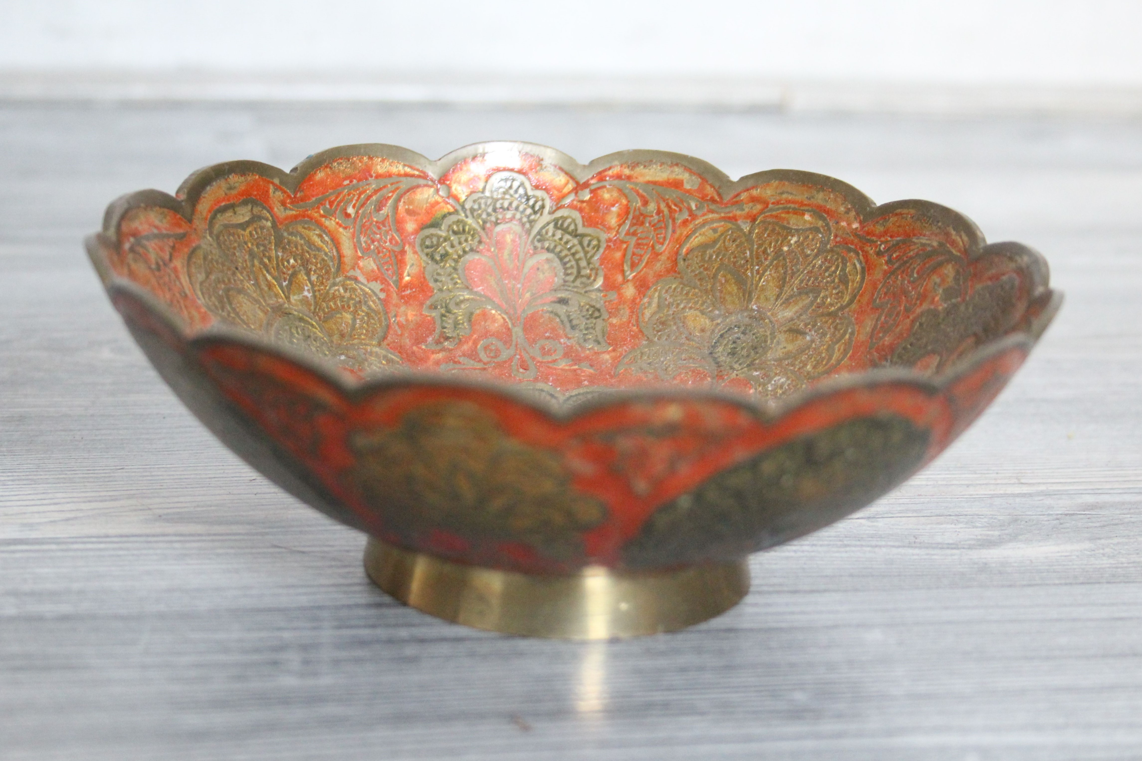 Emaille, messing - gelobt schaaltje met pauw