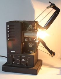 Antieke Siemens projector omgebouwd tot industriële lamp