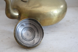Geel koperen ketel met bakelieten handvat