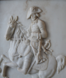 Albast plaquette van Napoleon te paard, in barokke lijst