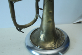Prachtige lamp gemaakt van een trompet (koperblazer), Koninklijke Nederl. fabriek van muziekinstrumenten Tilburg