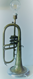 Prachtige lamp gemaakt van een trompet (koperblazer), Koninklijke Nederl. fabriek van muziekinstrumenten Tilburg