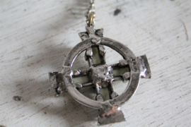 Halsketting met hanger, Keltisch kruis