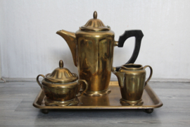 Thee of koffieservies uitgevoerd in messing