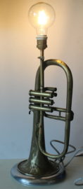 Prachtige lamp gemaakt van een trompet (koperblazer), Koninklijke Nederl. fabriek van muziekinstrumenten Tilburg