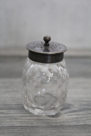 Victoriaans zoutpotje, geslepen glas met verzilverd deksel
