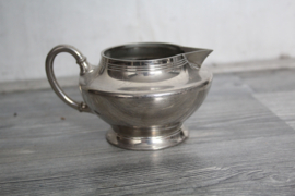Verzilverde melkkan, M & Co