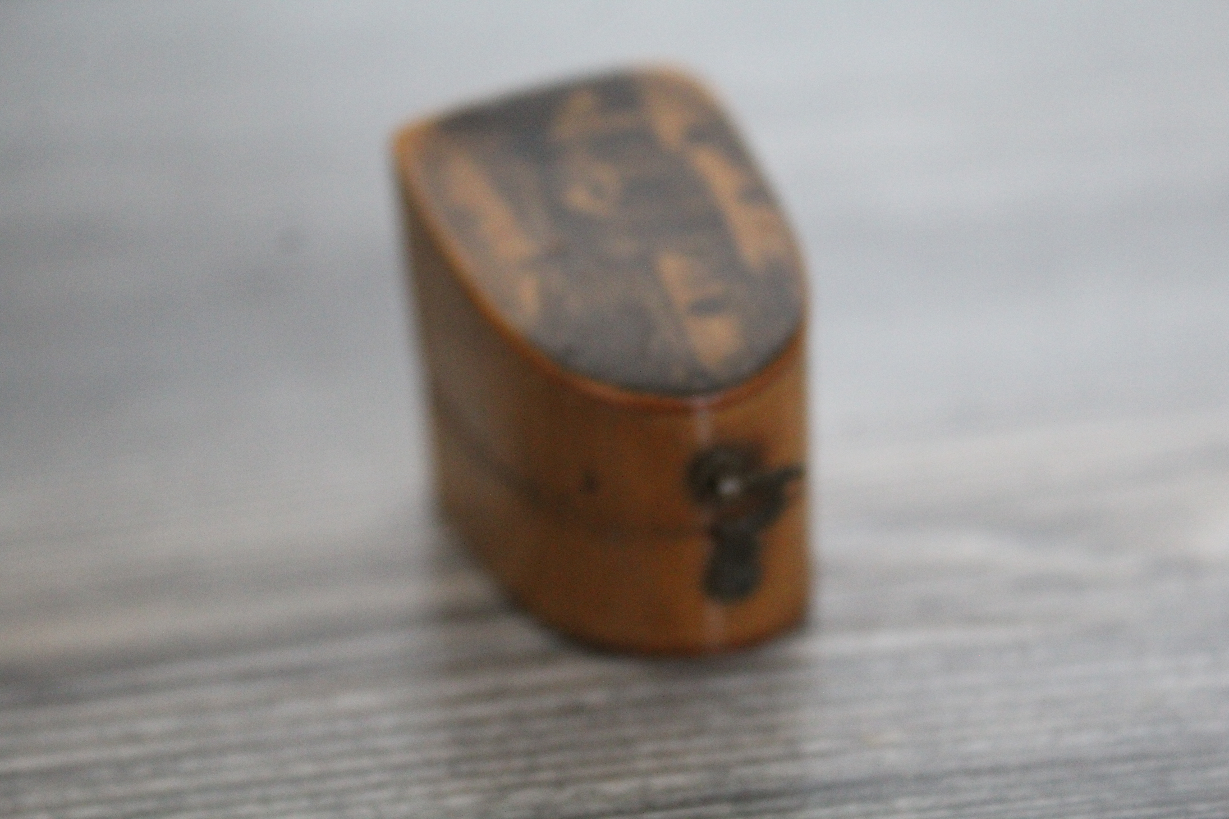 Mauchlin ware - vingerhoed doosje met zilveren vingerhoed