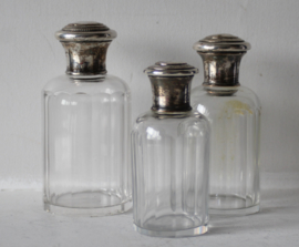 Set van drie glazen parfumflessen met verzilverde dop en originele stoppers