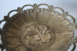 Een Frans bronzen tazza gedecoreerd met fruit. 1e helft 20e eeuw - art nouveau