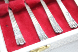 Verzilverde theelepels met suikertang (Art Deco stijl)