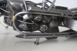 Model van een motor (Harley Davidson like) volledig gemaakt van "scrap metal"