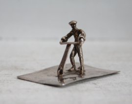 Zilveren miniatuur - Man op step