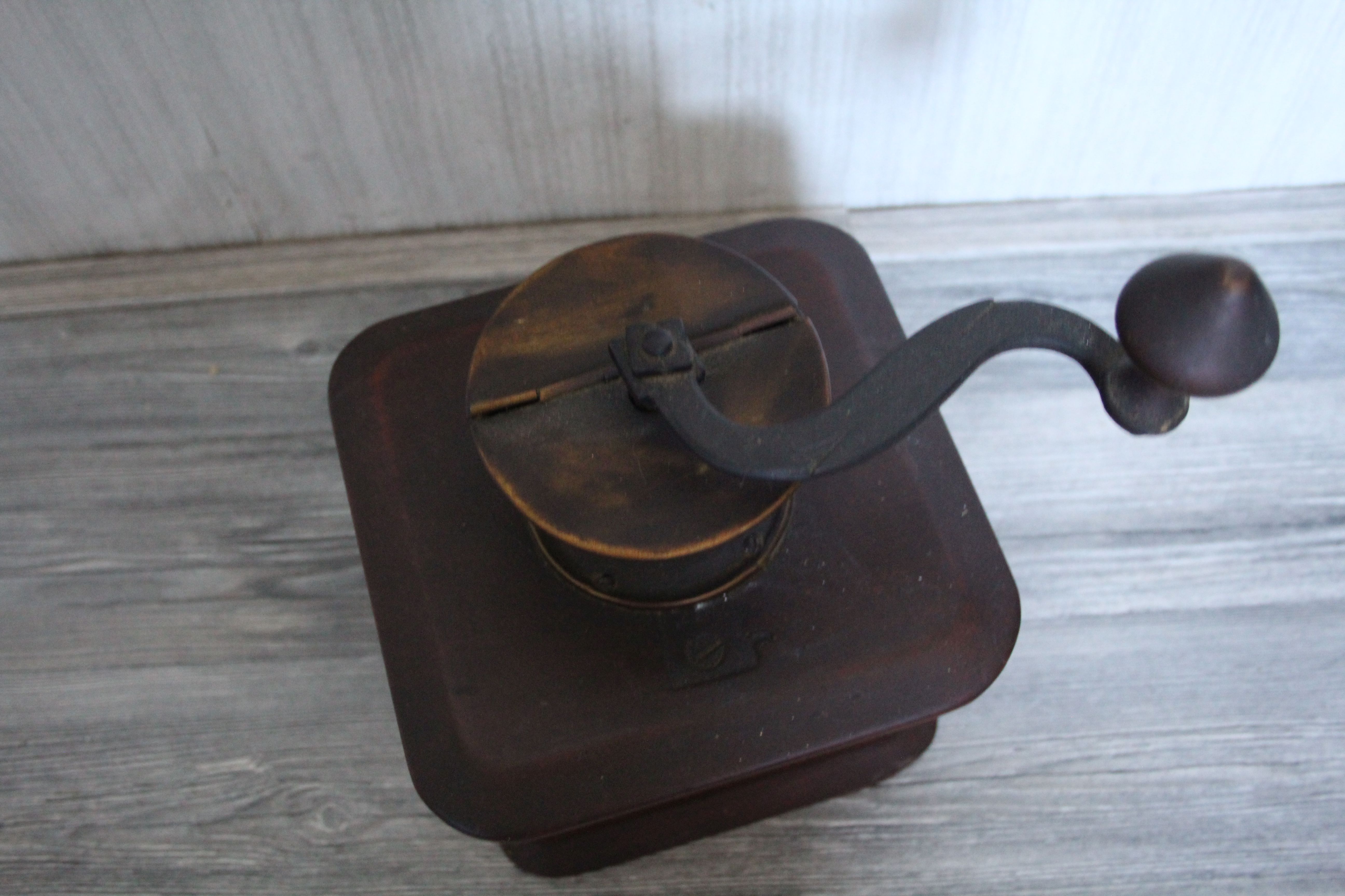 antieke handkoffiemolen