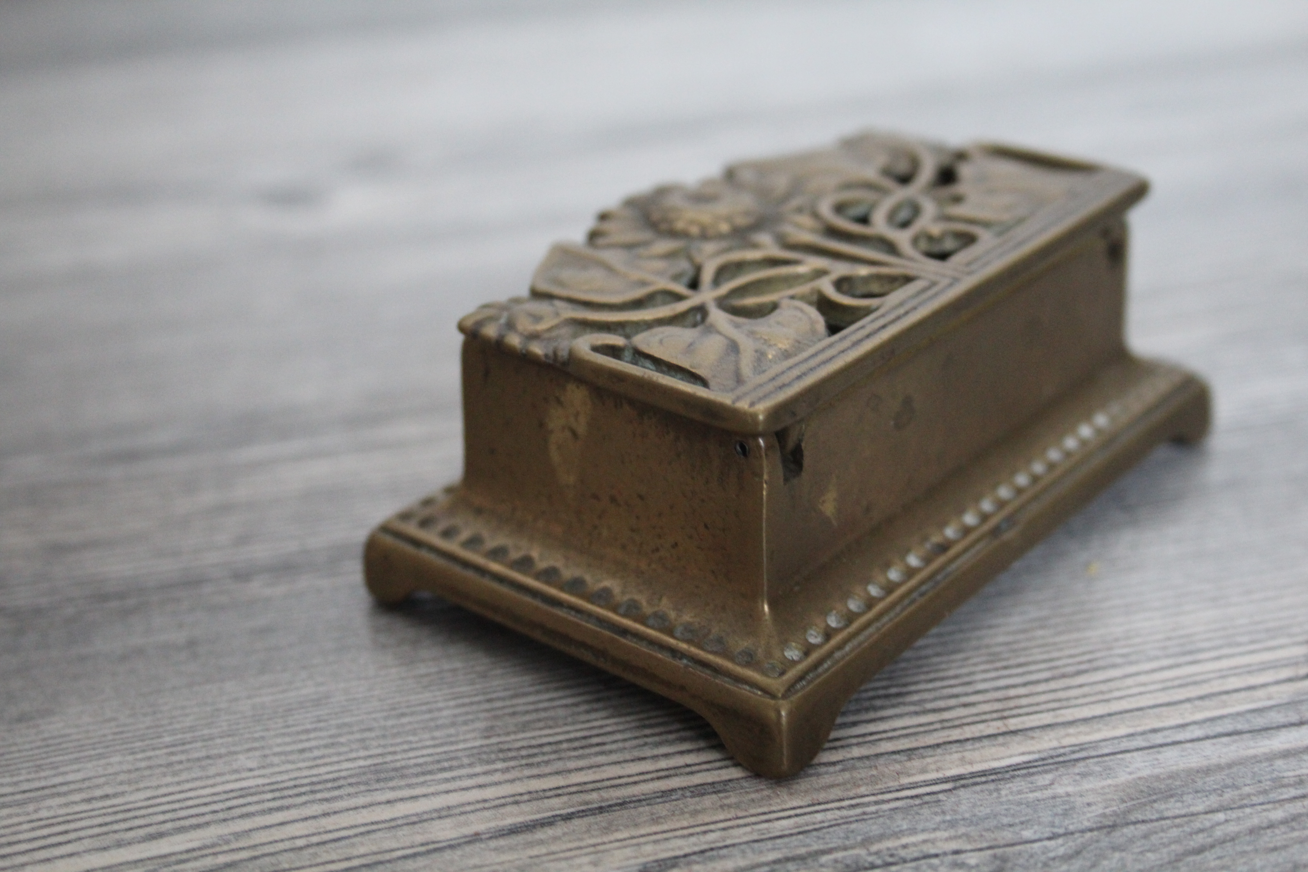 Postzegelbakje met zonnebloem, Art Nouveau stijl