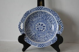 Mosa schaal in blauw en wit met Chinees decor