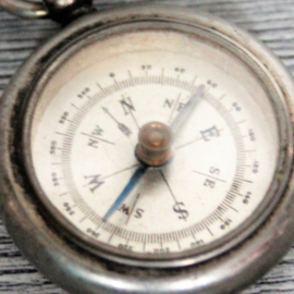 Antiek kompas in verzilverde behuizing